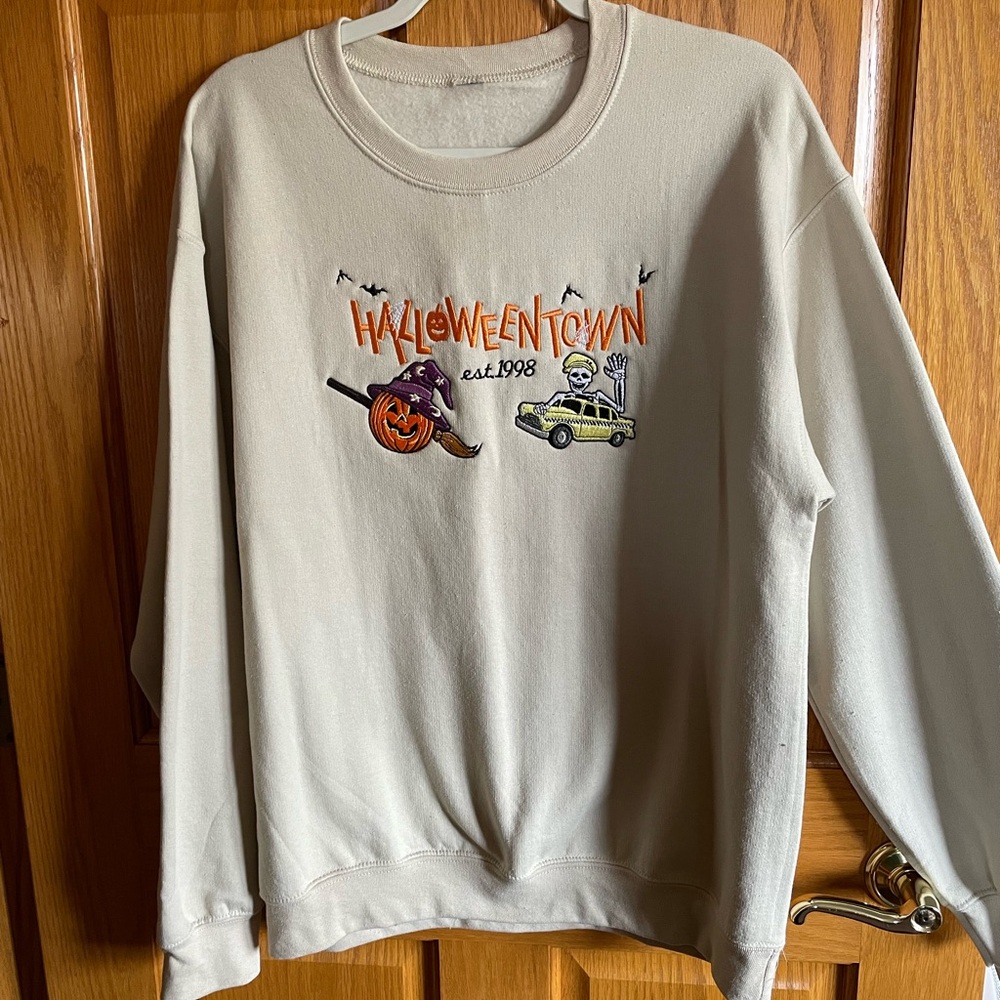Halloweentown size M sweatshirt! BRAND NEW! - Picture 3 of 4